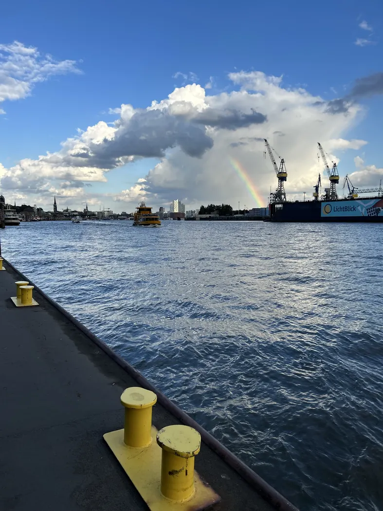 Regenbogen über dem Hamburger Hafen vor Altona