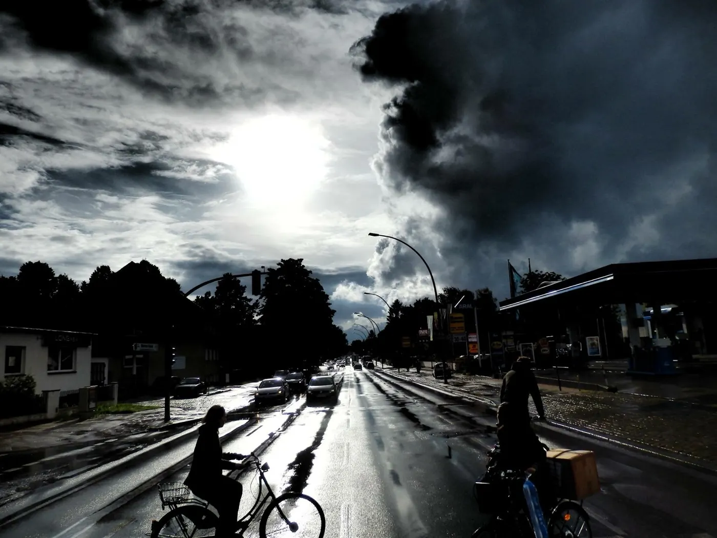 Regennasse Hamburger Straße mit Fahrrädern in Eppendorf
