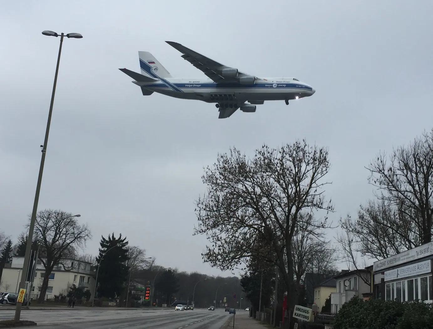 Antonow im Landeanflug über Hamburg-Fuhlsbüttel