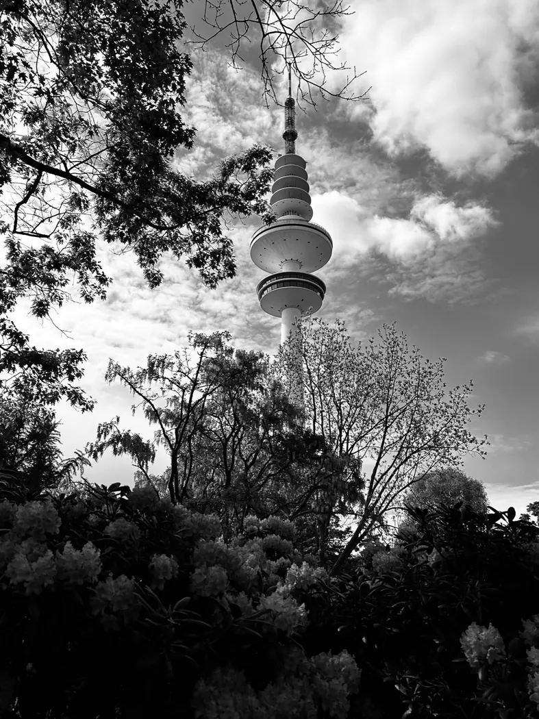Hamburger Fernsehturm in Schwarzweiß nahe Harvestehude