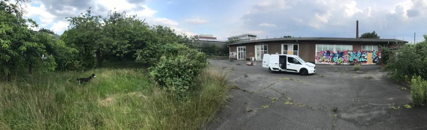 Ehemaliges Gewerbegelände mit weißem Transporter in Hamburg-Lokstedt