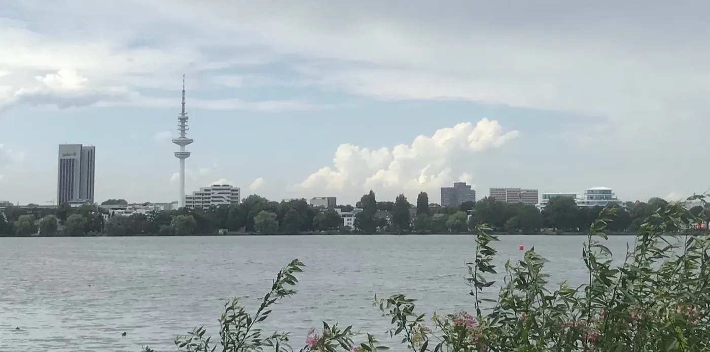 Blick über die Alster auf den Hamburger Fernsehturm